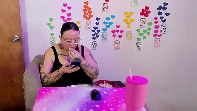 Snapshot of MiaYMolly chatting on 06/24/26, 11:24 MiaYMolly online show from 06/24/26, 11:24