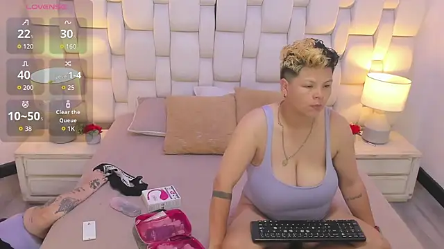 MiaYMolly online show from 11/05/25, 08:50