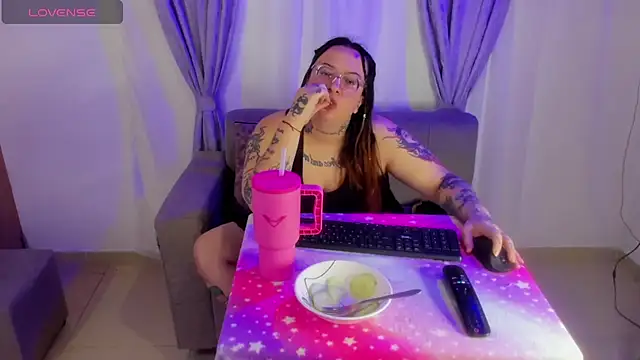 MiaYMolly online show from 04/25/26, 07:11