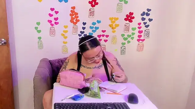 Snapshot of MiaYMolly chatting on 06/27/26, 06:47 MiaYMolly online show from 06/27/26, 06:47