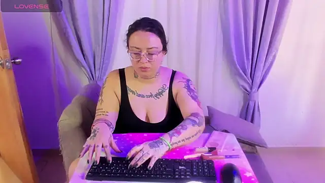 Snapshot of MiaYMolly chatting on 06/14/26, 06:20 MiaYMolly online show from 06/14/26, 06:20