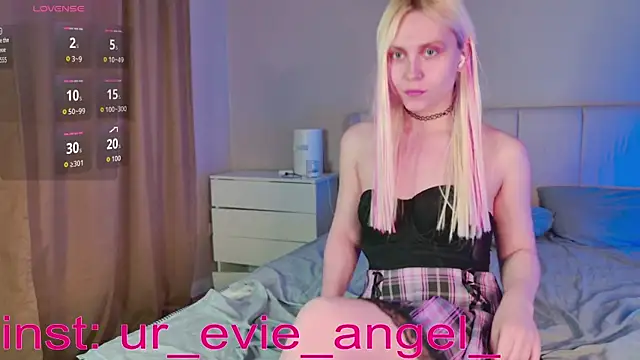 Evelyn rabbit online show from 03/20/26, 01:56