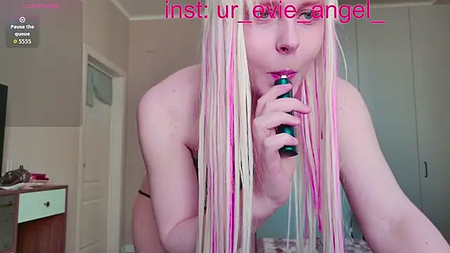 Evelyn rabbit online show from 04/14/26, 09:36