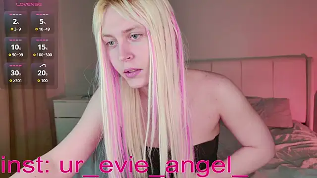 Evelyn rabbit online show from 03/19/26, 03:12