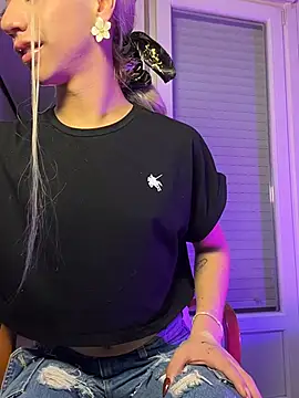 Snapshot of Littlebunny21 chatting on 10/24/25, 08:08 Littlebunny21 online show from 10/24/25, 08:08