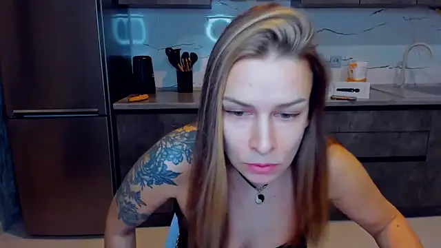 Snapshot of AlexiaDarren chatting on 02/07/25, 03:52 AlexiaDarren online show from 02/07/25, 03:52