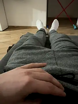 Snapshot of Io1994 chatting on 12/19/25, 12:25 Io1994 online show from 12/19/25, 12:25