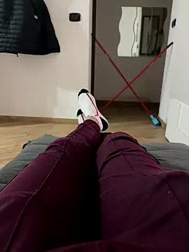 Snapshot of Io1994 chatting on 12/13/25, 11:33 Io1994 online show from 12/13/25, 11:33