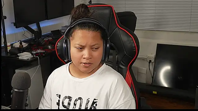 Snapshot of Bubbleliyah chatting on 02/26/25, 01:57 Bubbleliyah online show from 02/26/25, 01:57