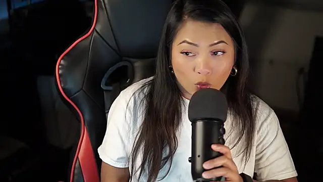 Snapshot of Bubbleliyah chatting on 12/13/24, 08:20 Bubbleliyah online show from 12/13/24, 08:20