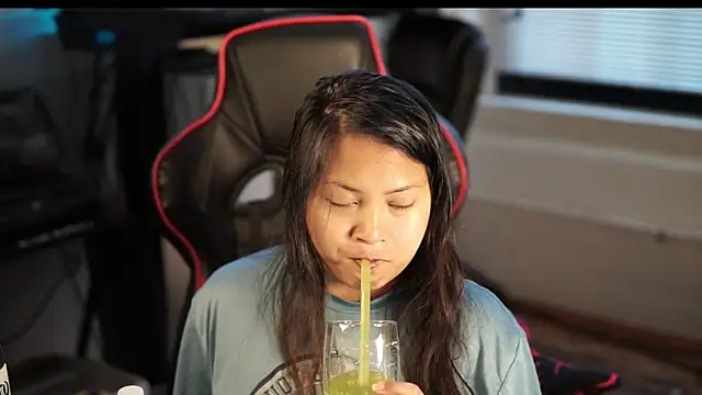 Snapshot of Bubbleliyah chatting on 01/04/25, 02:14 Bubbleliyah online show from 01/04/25, 02:14