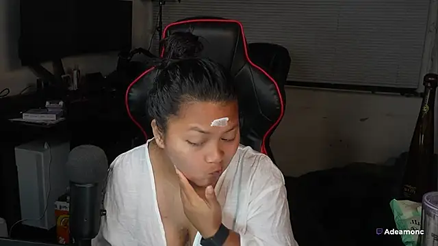 Snapshot of Bubbleliyah chatting on 10/13/25, 11:01 Bubbleliyah online show from 10/13/25, 11:01