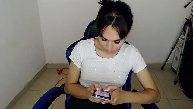 Snapshot of arianablue69 chatting on 02/05/25, 12:17 arianablue69 online show from 02/05/25, 12:17