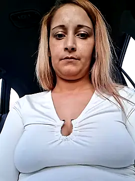Snapshot of Alina03210 chatting on 03/04/25, 03:37 Alina03210 online show from 03/04/25, 03:37