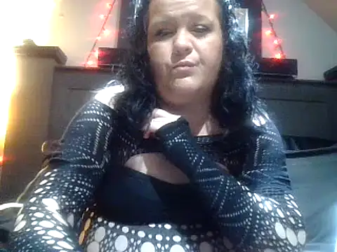 Snapshot of love2bwatched89 chatting on 10/24/25, 04:00 love2bwatched89 online show from 10/24/25, 04:00