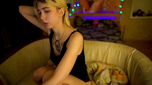 Snapshot of Allison_Cuty chatting on 02/13/25, 02:12 Allison Cuty online show from 02/13/25, 02:12