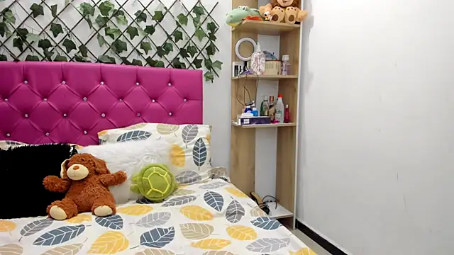 BellaBellosinia online show from 10/18/25, 03:19