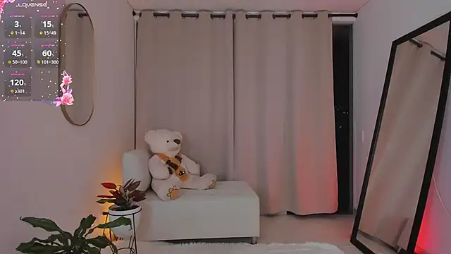 roxie gates  online show from 10/26/25, 11:05