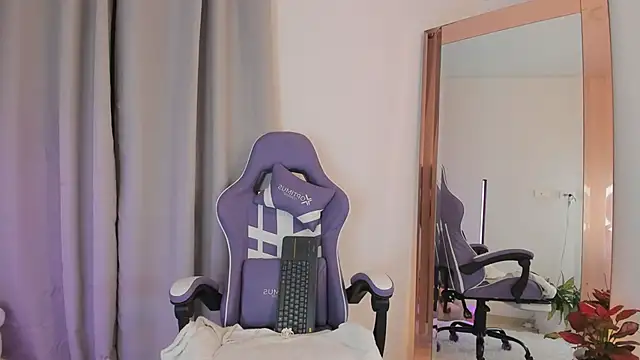 roxie gates  online show from 02/01/26, 02:54