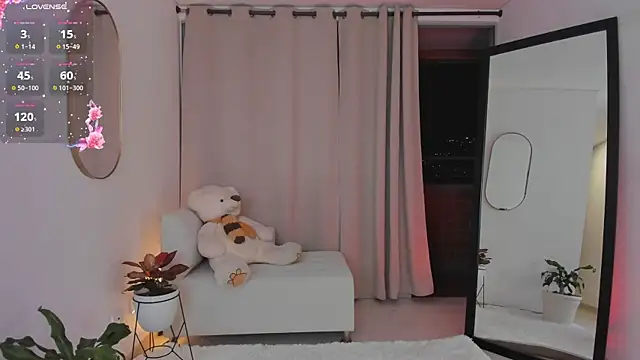 roxie gates  online show from 11/09/25, 01:09