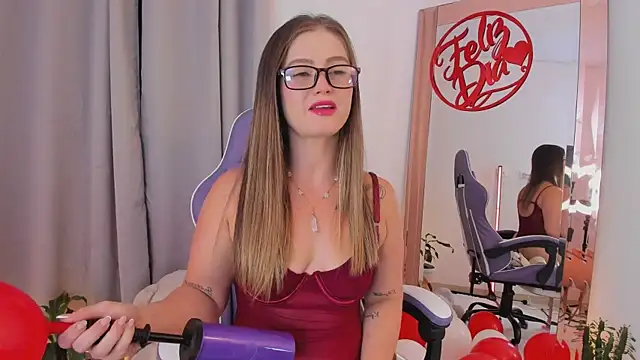 roxie gates  online show from 02/14/26, 03:07