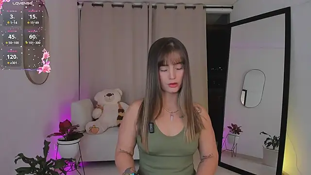 roxie gates  online show from 10/21/25, 11:04