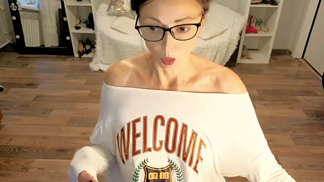 Snapshot of CaringSophie chatting on 10/28/25, 12:37 CaringSophie online show from 10/28/25, 12:37