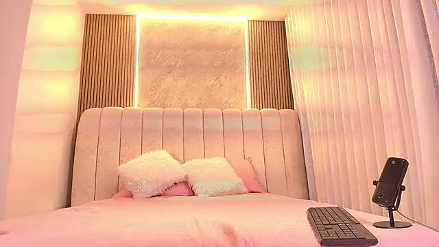 emyli sw  online show from 02/15/26, 03:07