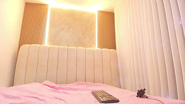 emyli sw  online show from 04/08/26, 03:08