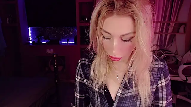 Snapshot of AnnieGOld_ chatting on 09/16/25, 07:59 AnnieGOld  online show from 09/16/25, 07:59