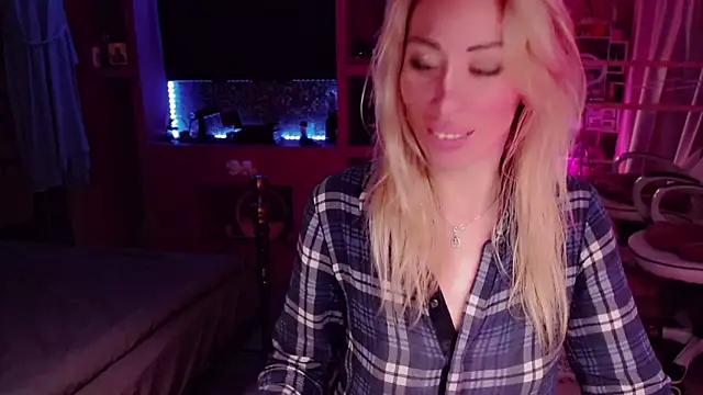 Snapshot of AnnieGOld_ chatting on 09/19/25, 01:20 AnnieGOld  online show from 09/19/25, 01:20