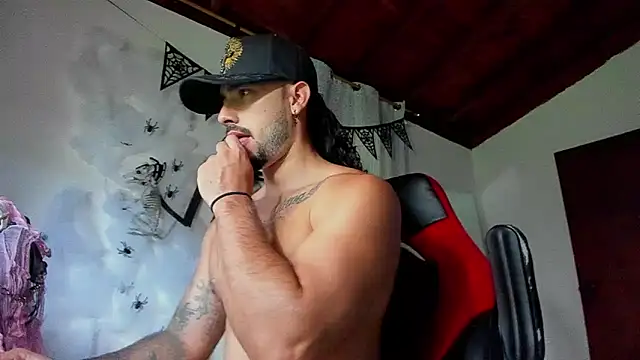 Snapshot of Baky_sexy chatting on 10/18/25, 10:12 Baky sexy online show from 10/18/25, 10:12