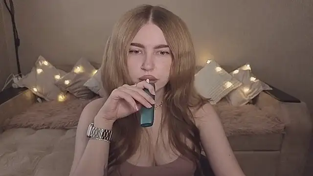 ViolettaLopez online show from 11/18/25, 11:46