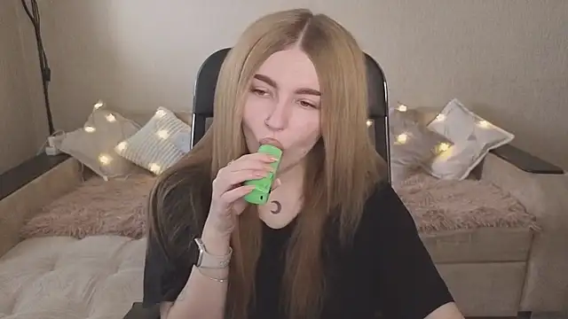 ViolettaLopez online show from 10/11/25, 12:06