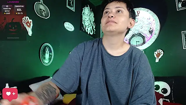 girl intense444 online show from 10/29/25, 12:37