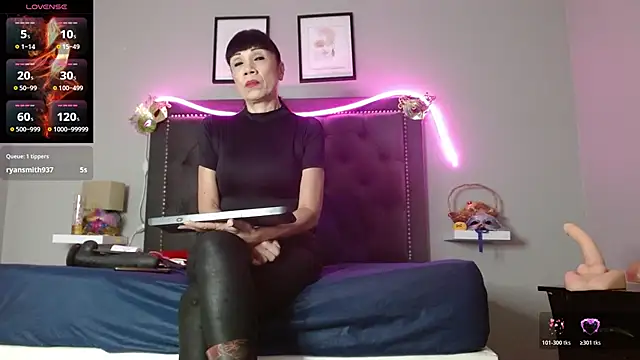 Snapshot of CharlotteLemke chatting on 11/25/25, 01:00 CharlotteLemke online show from 11/25/25, 01:00