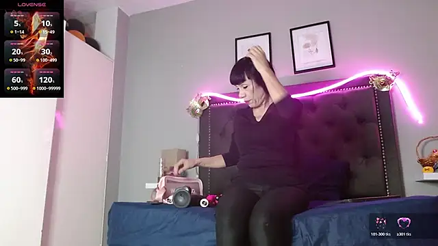 Snapshot of CharlotteLemke chatting on 11/28/25, 12:49 CharlotteLemke online show from 11/28/25, 12:49