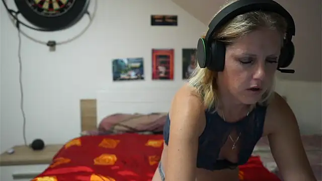 Moistdevil online show from 10/12/25, 03:13