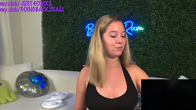 Snapshot of boomboomr00m chatting on 09/25/25, 02:28 boomboomr00m online show from 09/25/25, 02:28