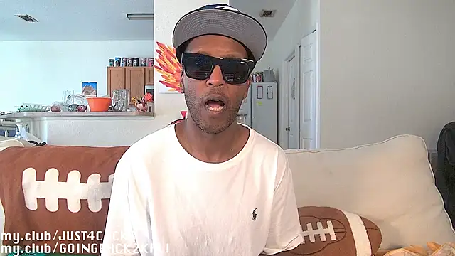 Snapshot of boomboomr00m chatting on 11/28/25, 08:09 boomboomr00m online show from 11/28/25, 08:09