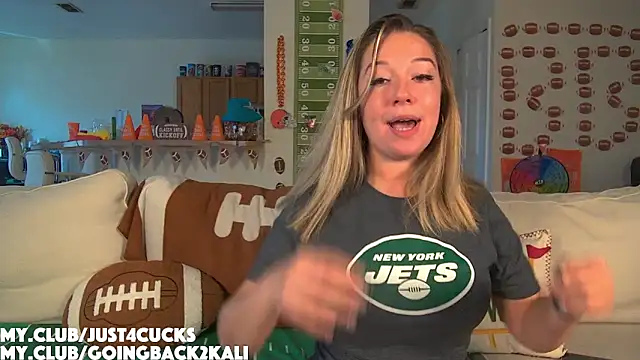 Snapshot of boomboomr00m chatting on 10/19/25, 02:31 boomboomr00m online show from 10/19/25, 02:31