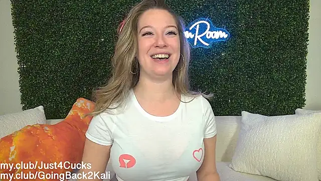 Snapshot of boomboomr00m chatting on 02/15/26, 08:30 boomboomr00m online show from 02/15/26, 08:30