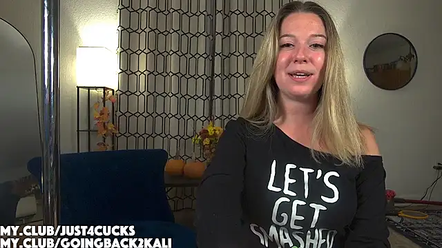 Snapshot of boomboomr00m chatting on 10/26/25, 02:12 boomboomr00m online show from 10/26/25, 02:12