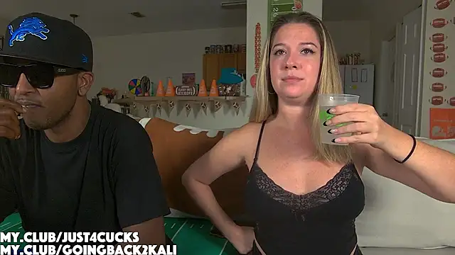 Snapshot of boomboomr00m chatting on 10/21/25, 02:11 boomboomr00m online show from 10/21/25, 02:11