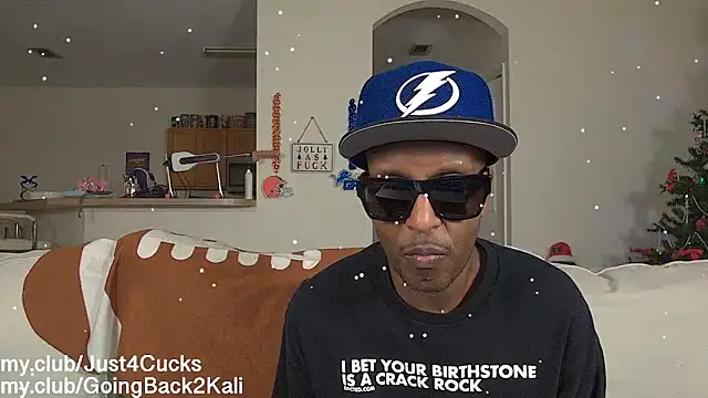 Snapshot of boomboomr00m chatting on 12/21/25, 01:41 boomboomr00m online show from 12/21/25, 01:41