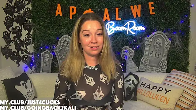 Snapshot of boomboomr00m chatting on 10/29/25, 02:32 boomboomr00m online show from 10/29/25, 02:32