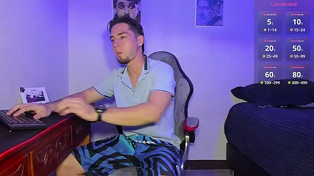 Alex smith00 online show from 10/17/25, 10:55