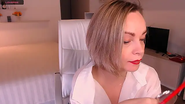 Tilly Eliot online show from 10/28/25, 07:57