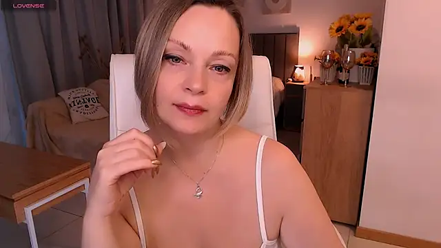Snapshot of Tilly_Eliot chatting on 06/22/26, 08:28 Tilly Eliot online show from 06/22/26, 08:28
