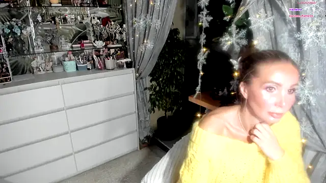 Snapshot of Aurora108 chatting on 12/21/25, 10:54 Aurora108 online show from 12/21/25, 10:54